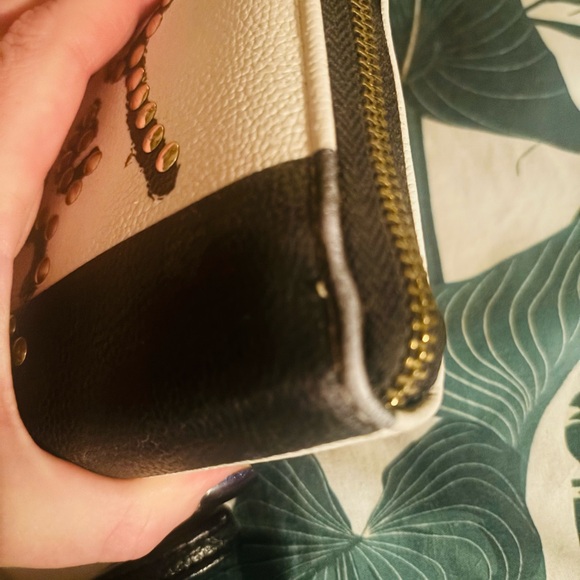 ❤️Betsey Johnson wallet❤️ - Picture 3 of 6